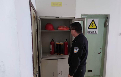 三門(mén)峽市公安局湖濱分局建設(shè)警務(wù)室對(duì)轄區(qū)賓館開(kāi)展安全消防檢查